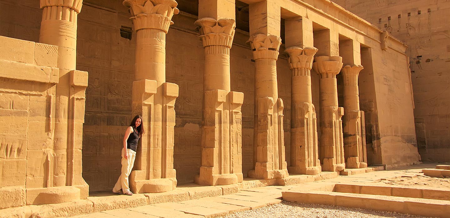 Cosa vedere in Egitto, una donna al Tempio di karnak