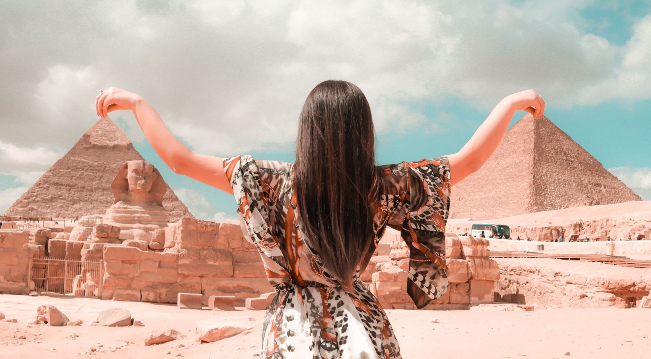 Viaggiare in Egitto Sicurezza, una ragazza alle piramidi