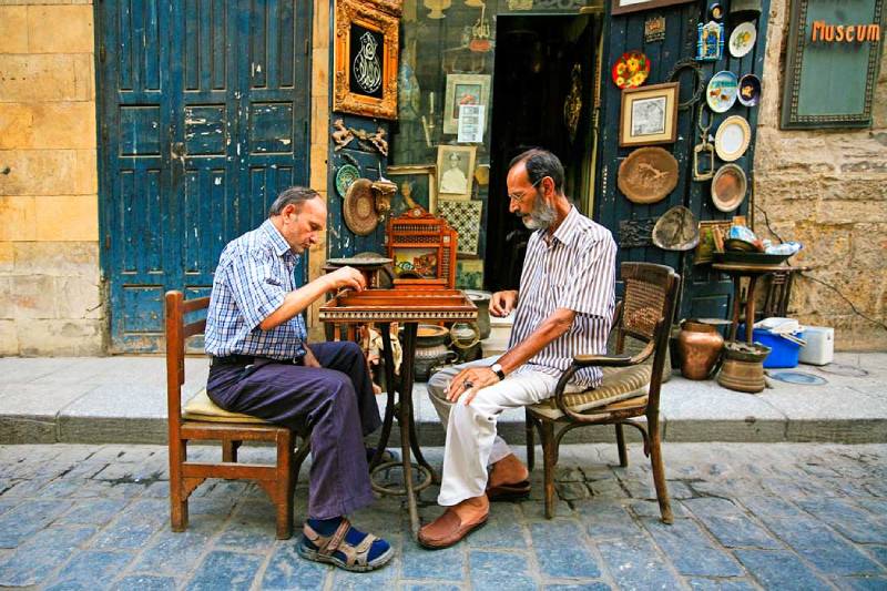 Viaggiare in Egitto Sicurezza, due uomini egiziani al mercato di Khan el khalili