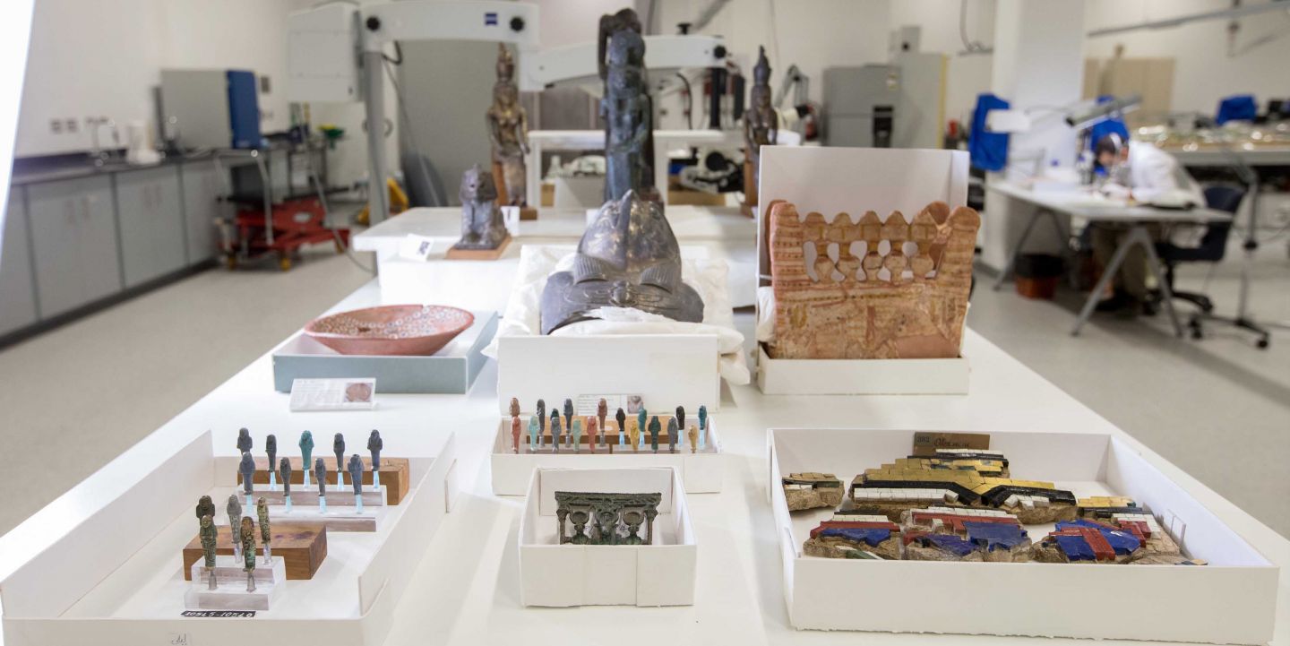 collezione di reperti all'interno del grande museo egizio