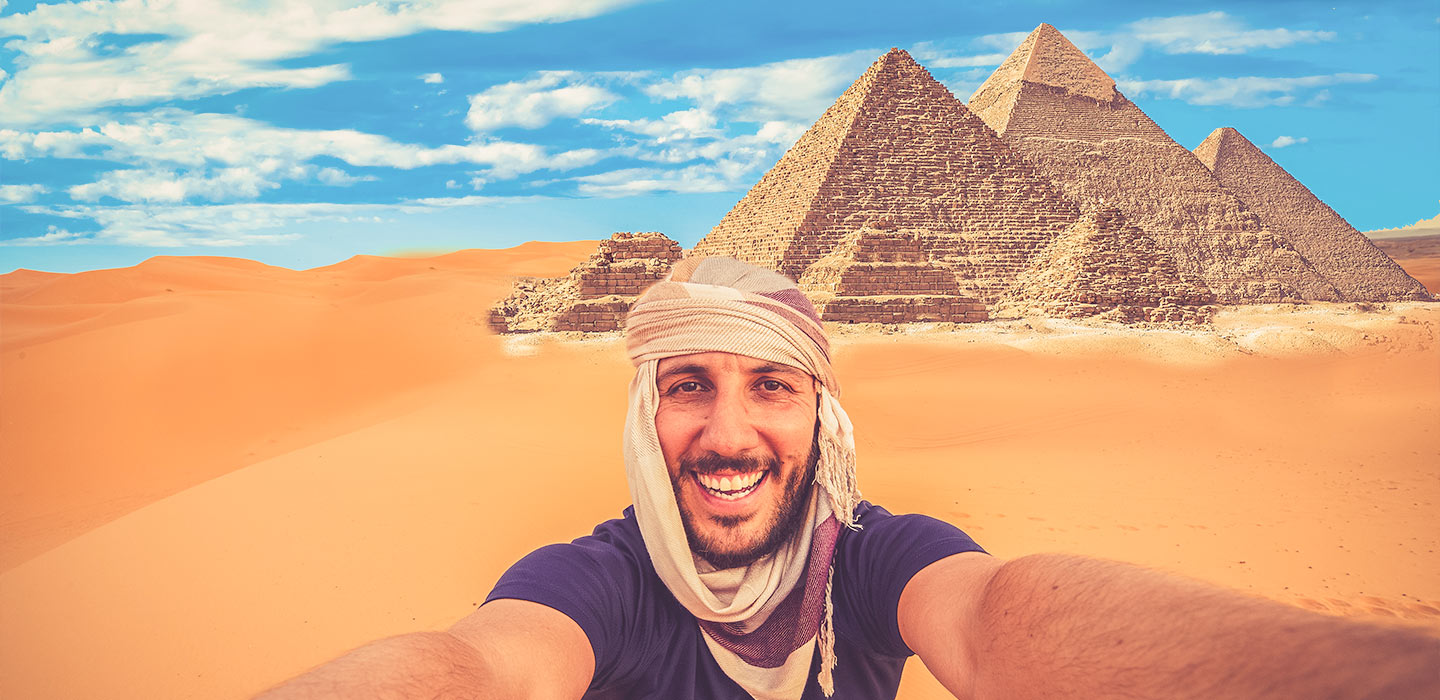 un uomo davanti alle piramidi