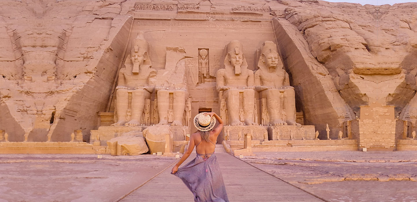 una donna al tempio di abu sembil una donna al tempio di abu sembil
