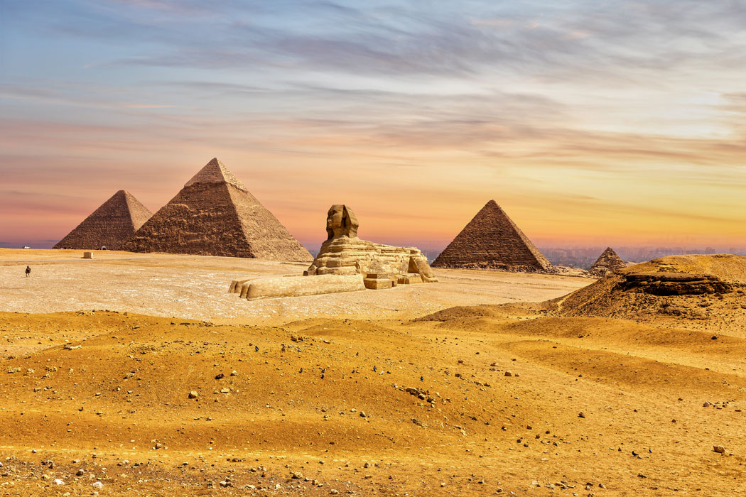 informazioni sulle piramidi di giza, due persone davanti alla piramide