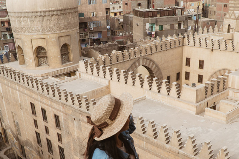 Le temperature in Egitto, una donna alla moschea Le temperature in Egitto, una donna alla moschea