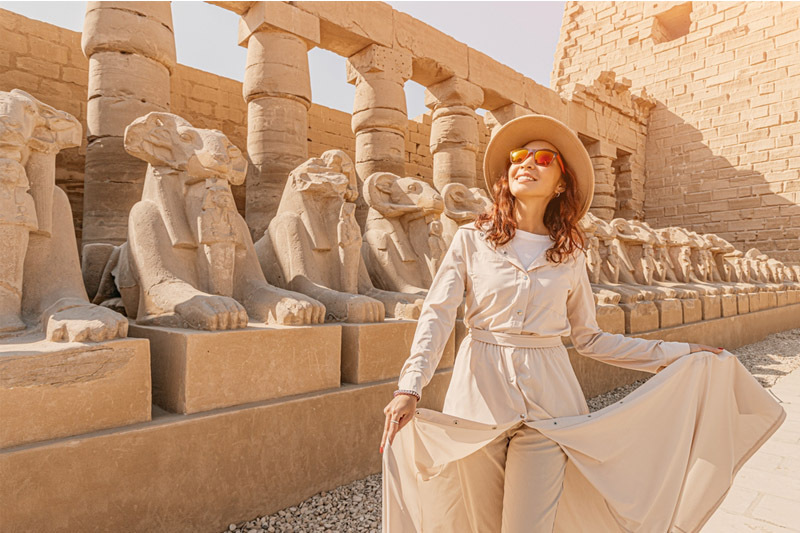 una donna al tempio di luxor, temperature in egitto una donna al tempio di luxor, temperature in egitto