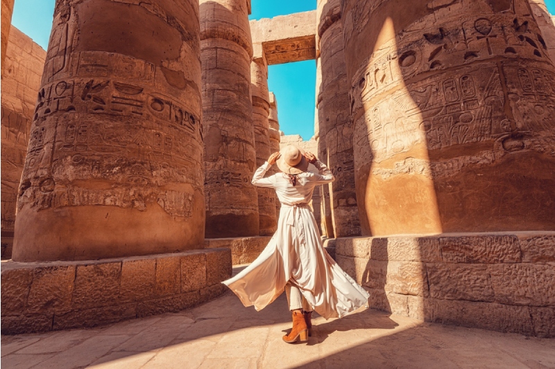 Crociera sul Nilo periodo migliore, una donna al tempio del Karnak Crociera sul Nilo periodo migliore, una donna al tempio del Karnak