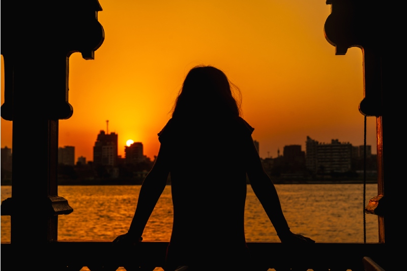 Crociera sul Nilo periodo migliore, una donna a bordo di una crociera sul Nilo Crociera sul Nilo periodo migliore, una donna a bordo di una crociera sul Nilo