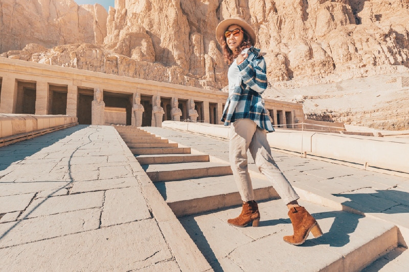Crociera sul Nilo periodo migliore, una donna al tempio di Luxor Crociera sul Nilo periodo migliore, una donna al tempio di Luxor