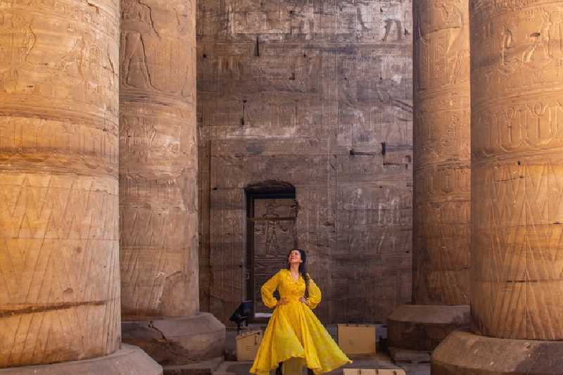 Crociera sul Nilo periodo migliore, una donna al tempio di Edfu