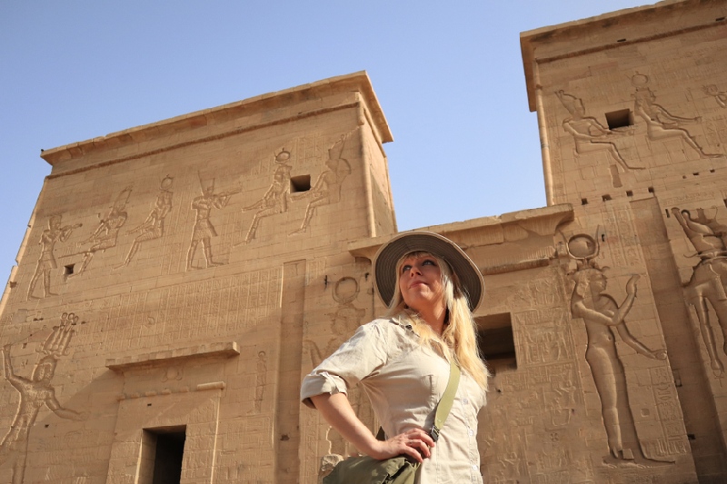 Crociera sul Nilo periodo migliore, una donna a Assuan