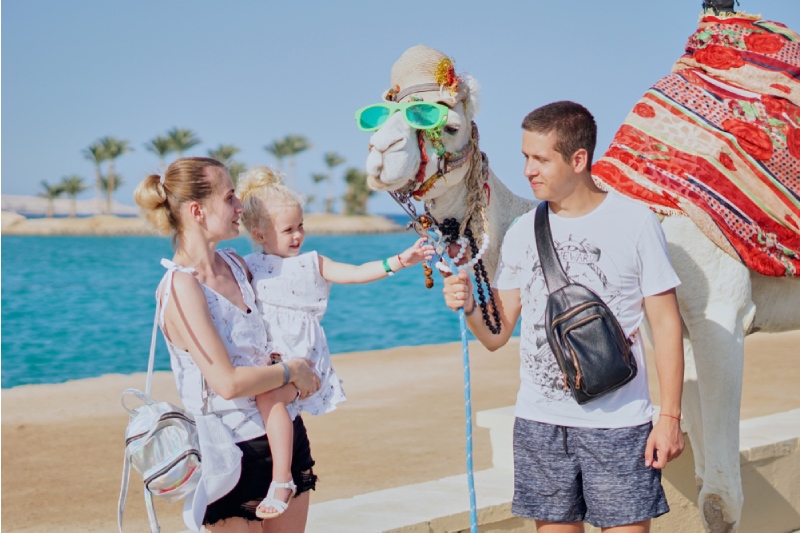 vacanza con bambini, una famiglia slla spiaggia vacanza con bambini, una famiglia slla spiaggia