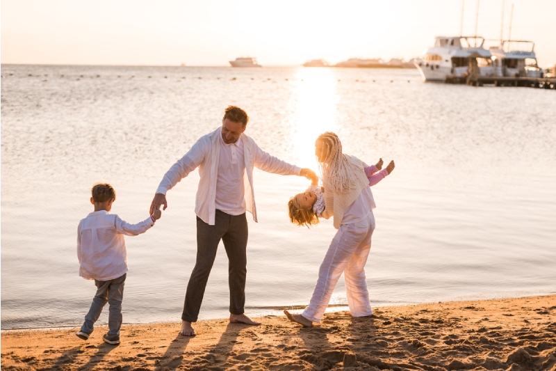 vacanza con bambini, una famiglia sul mare vacanza con bambini, una famiglia sul mare
