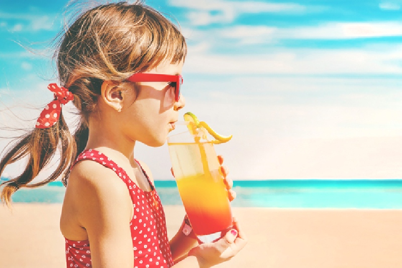 vacanza con bambini, una ragazza sul mare vacanza con bambini, una ragazza sul mare
