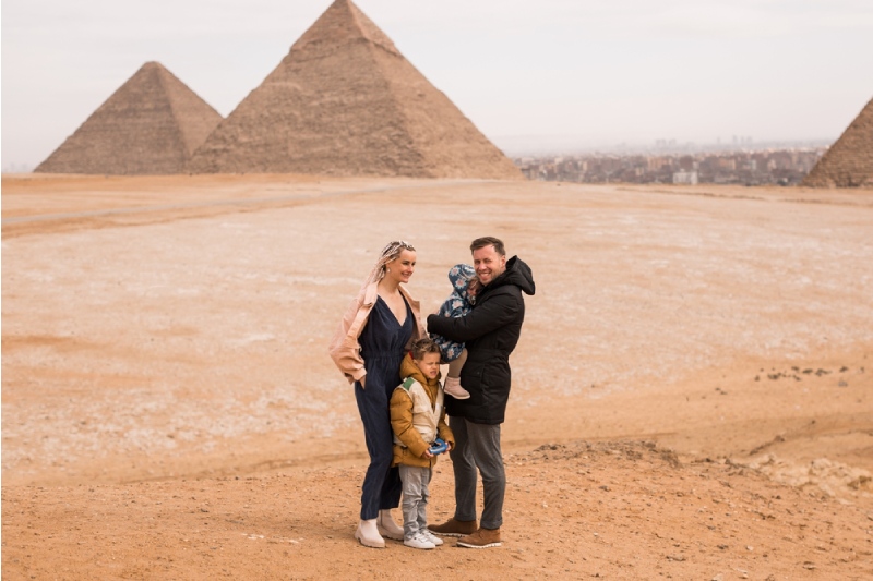 vacanza con bambini, una famiglia alle piramidi di Giza