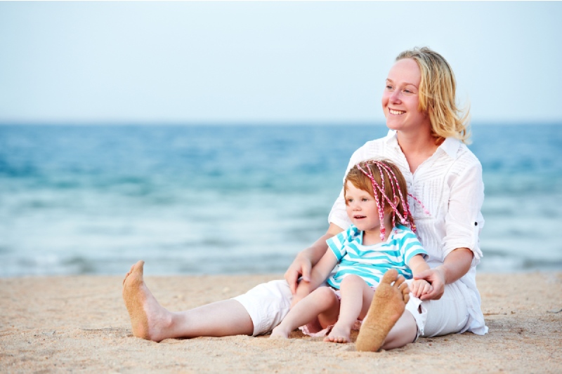 vacanza con bambini, una donna con tua figlia sul mare vacanza con bambini, una donna con tua figlia sul mare