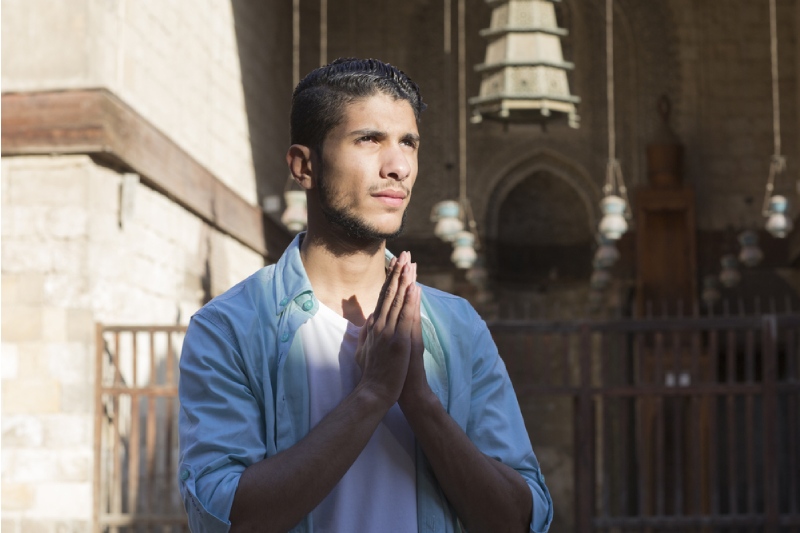 abitanti del cairo, un uomo prega a moschea