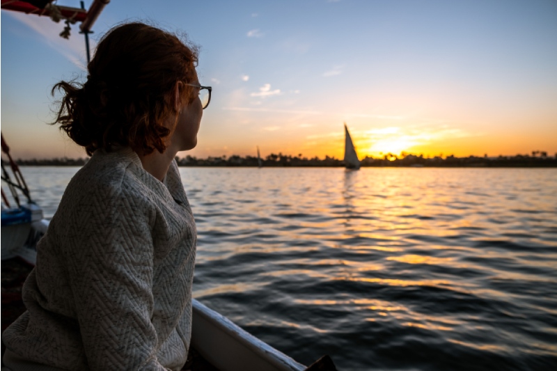 abitanti del cairo, una donna a bordo di una crociera sul Nilo del Cairo abitanti del cairo, una donna a bordo di una crociera sul Nilo del Cairo