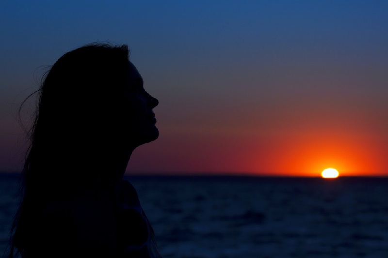 Laghi Egitto,  una donna durante il tramonto in egitto