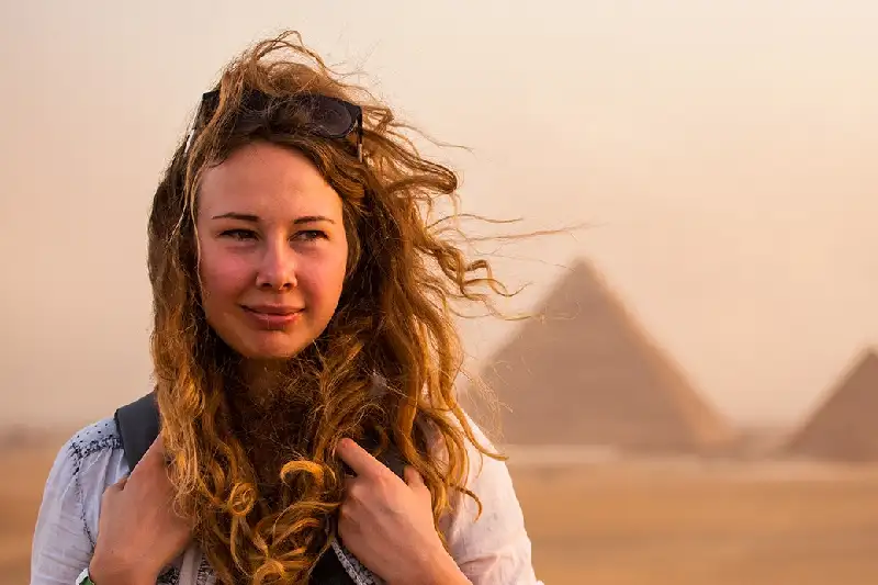 È sicuro andare in Egitto, una ragazza alle piramidi