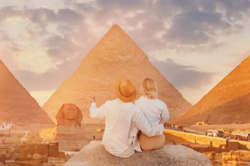 È sicuro andare in Egitto, una coppia davanti alle piramidi