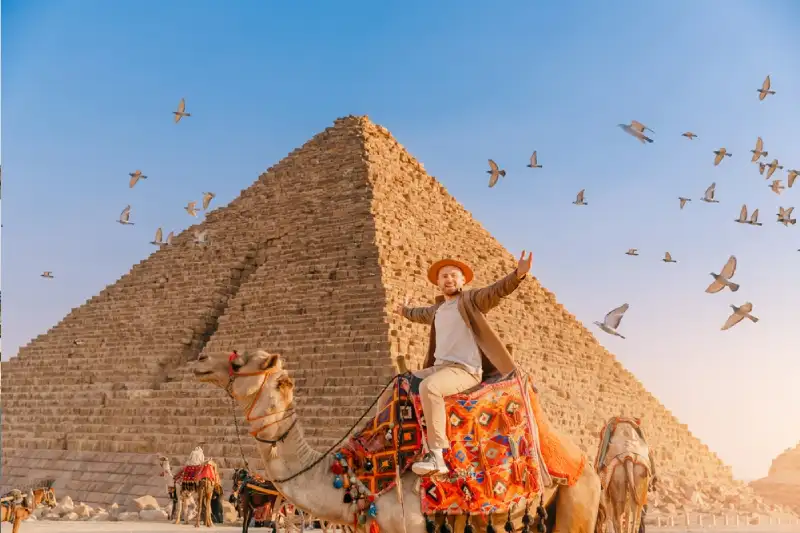 È sicuro andare in Egitto, un uomo a dorso del cammello