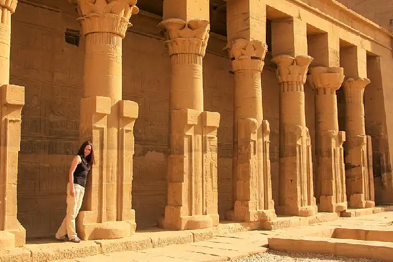 Cosa vedere in Egitto, una donna al Tempio di karnak