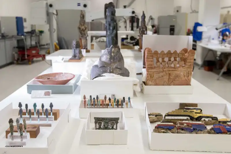 collezione di reperti all'interno del grande museo egizio