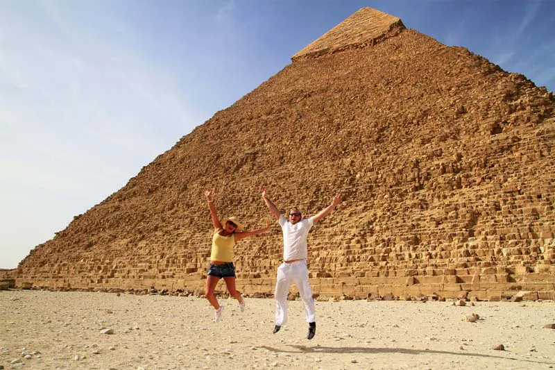 Natale in Egitto, una coppia alle piramidi