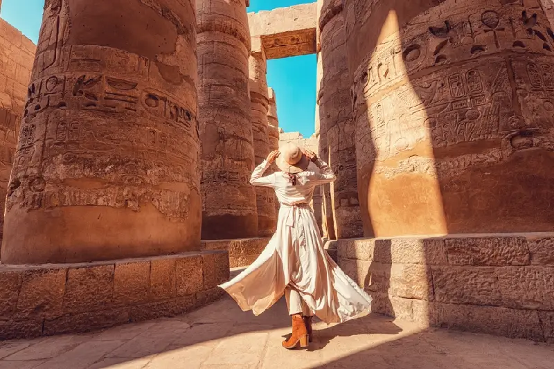Templi Egizi, una donna a luxor