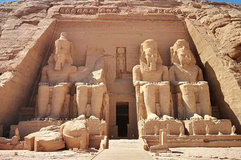 Templi Egizi, una donna al tempio di Abu Simbel