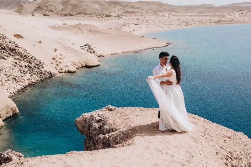 Viaggio di nozze in Egitto, una coppia a mare in Egitto