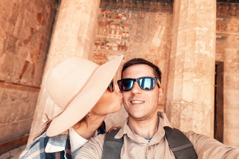 una coppia a Luxor nel viaggio di nozze in egitto