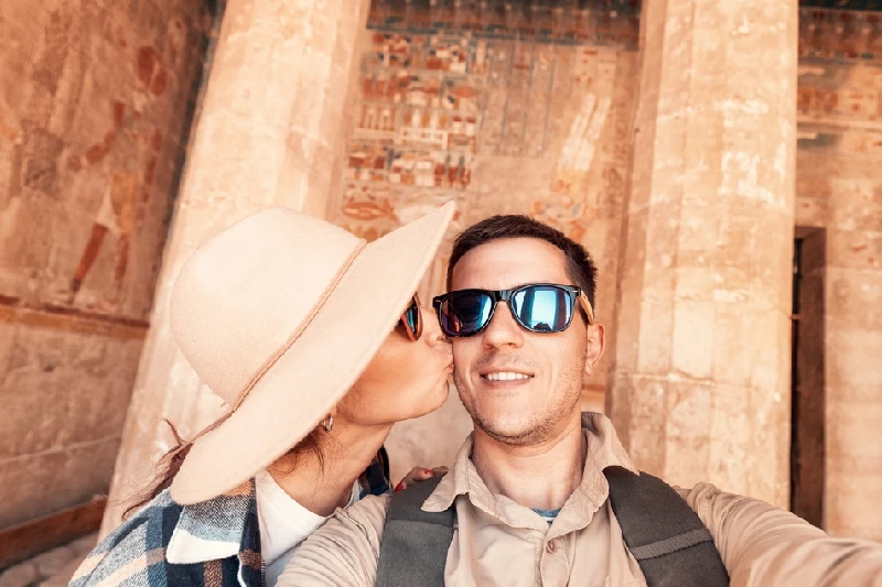 una coppia a Luxor nel viaggio di nozze in egitto una coppia a Luxor nel viaggio di nozze in egitto