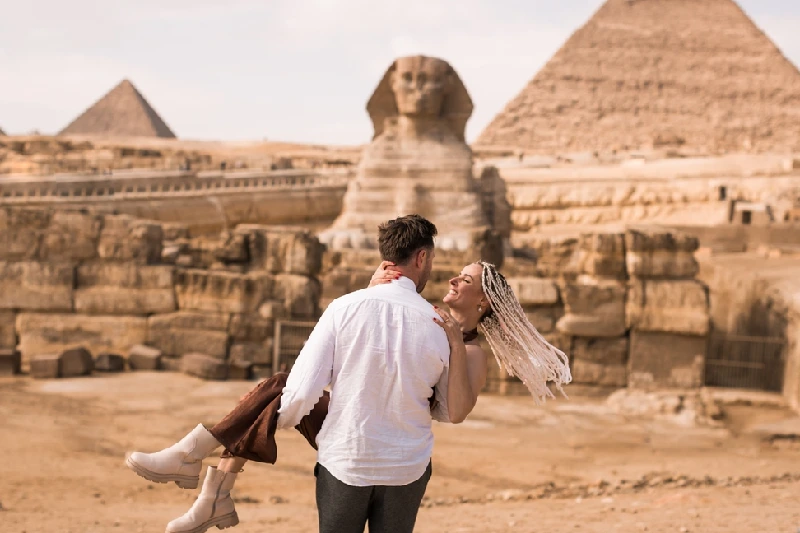 una coppia davanti alle piramidi durante il viaggio di nozze