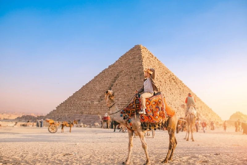 Cosa vedere in Egitto, un uomo davanti alle piramidi