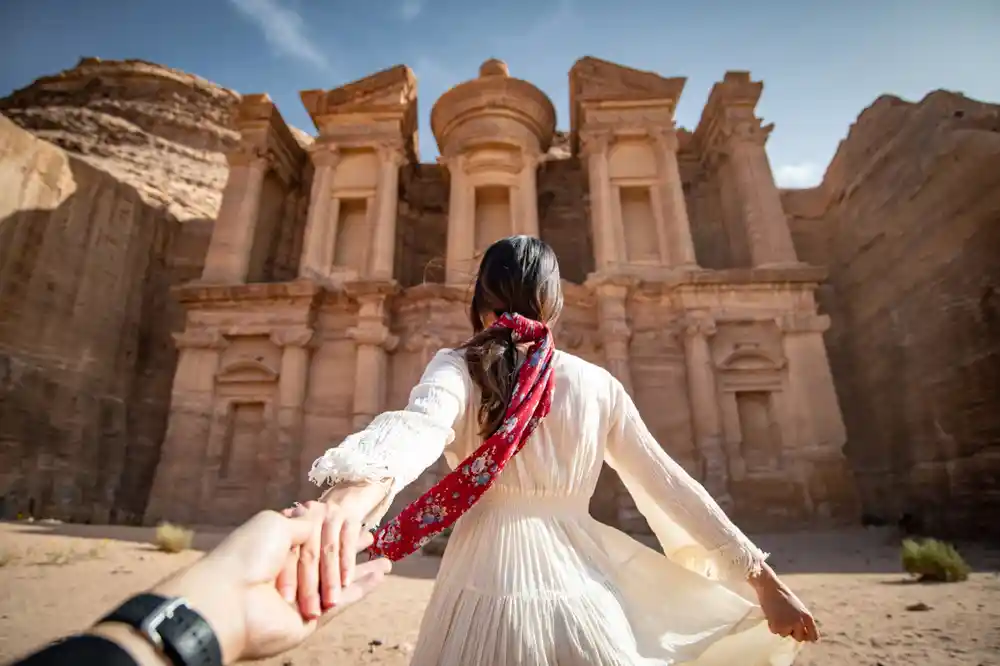 una ragazza visita petra, cosa vedere in giordania una ragazza visita petra, cosa vedere in giordania
