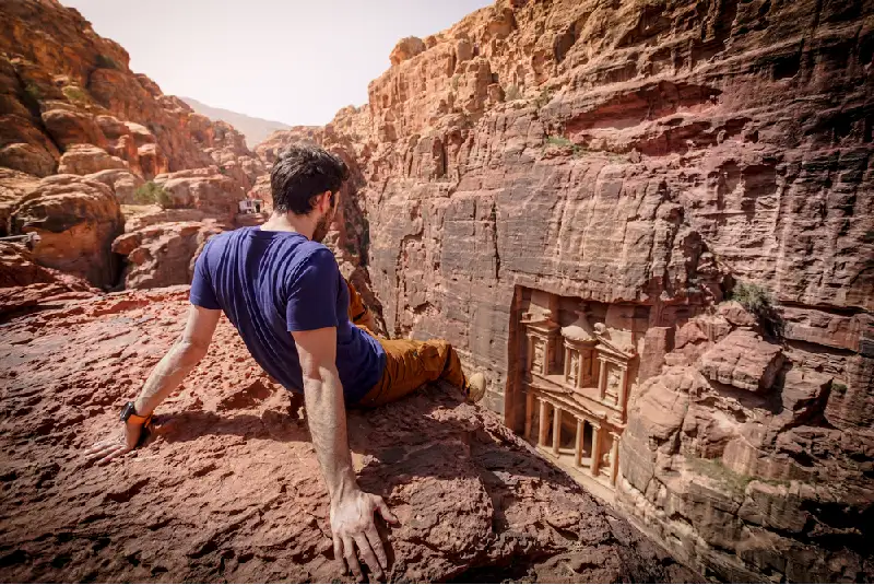 un uomo visita petra, cosa vedere in giordania un uomo visita petra, cosa vedere in giordania
