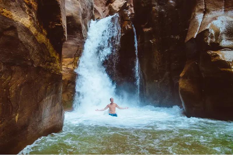 un uomo a wadi mujib un uomo a wadi mujib
