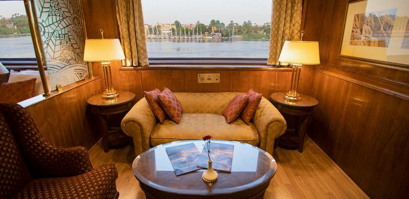 un divano in una cabina con una vista sul Nilo