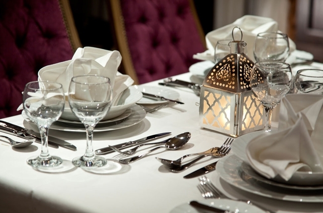 un tavolo con tazze e forchette nel ristorante della crociera steigenberger Minerva
