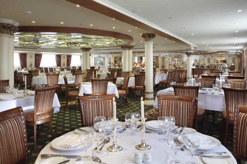 una tavola grande nel ristorante a bordo della nave sonesta st george