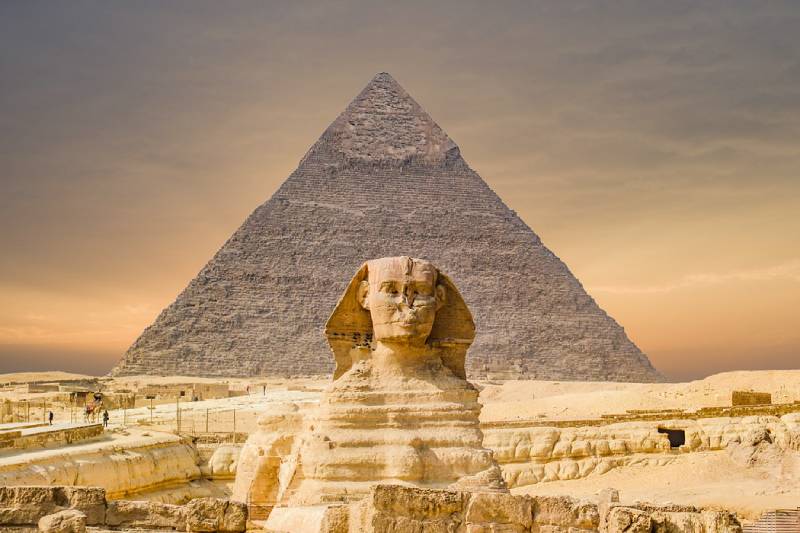 la sfinge davanti alla piramidi di cheoope