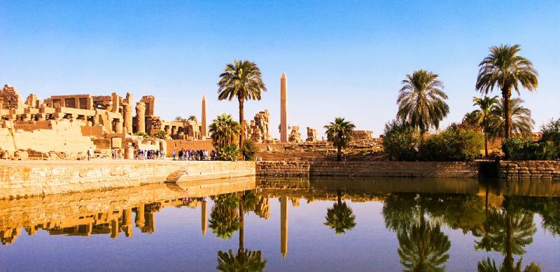 il tempio di Karnak con vista sul Nilo e palme è una tappa  durante Crociera sul Nilo e Cairo