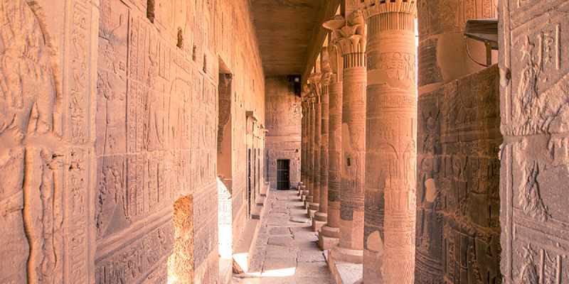 i rilievi murali nel Tempio di Philae sono da vedere durante il tour di Crociera sul Nilo e Piramidi