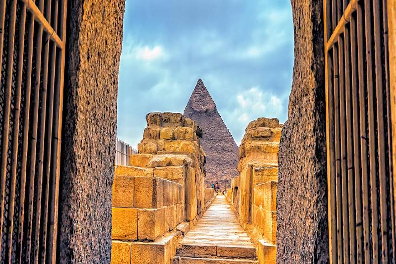 una visita alla Piramide di cheope dall'interno del tempio di valle