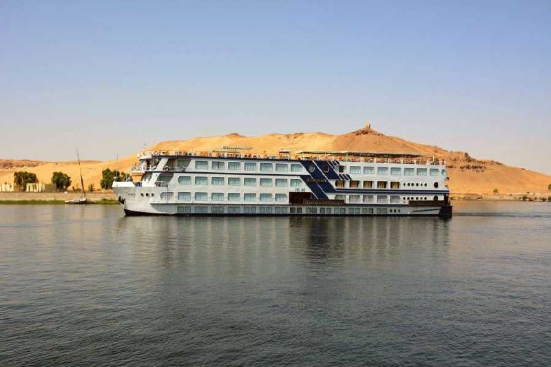 la crociera sul nilo radamis navigando in mezzo al Nilo
