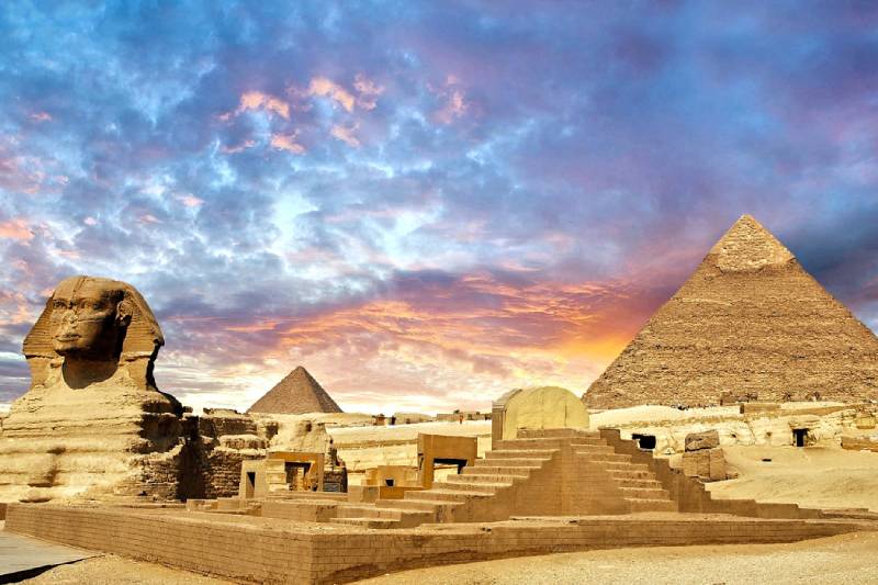 la sfinge davanti alle piramidi di giza sotto il cielo azzuro