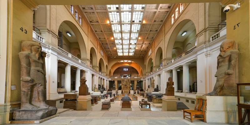 l'ingresso al Museo Egizio con statue su entrambi i lati è da vedere durante tour cairo e luxor