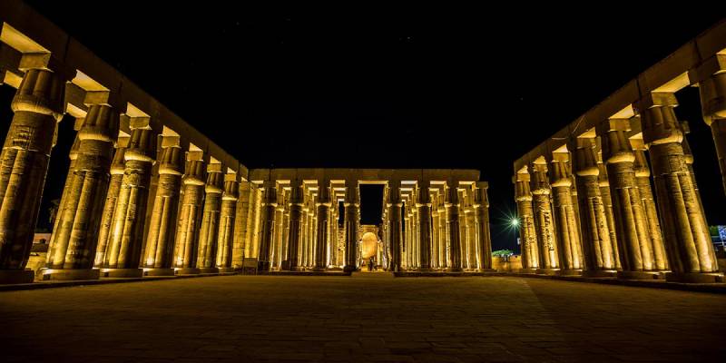 le colonne del tempio di Luxor illuminate di notte