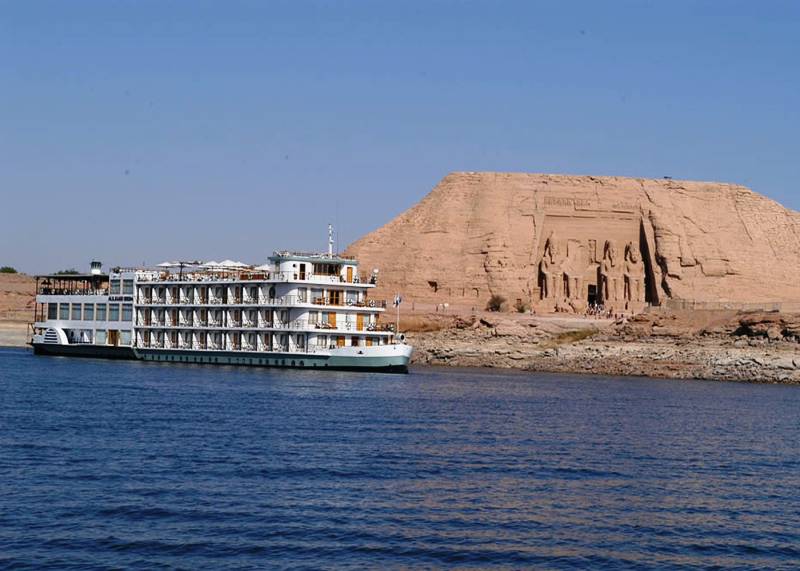 una crociera lago nasser naviga davanti al Tempio di Abu Simbel